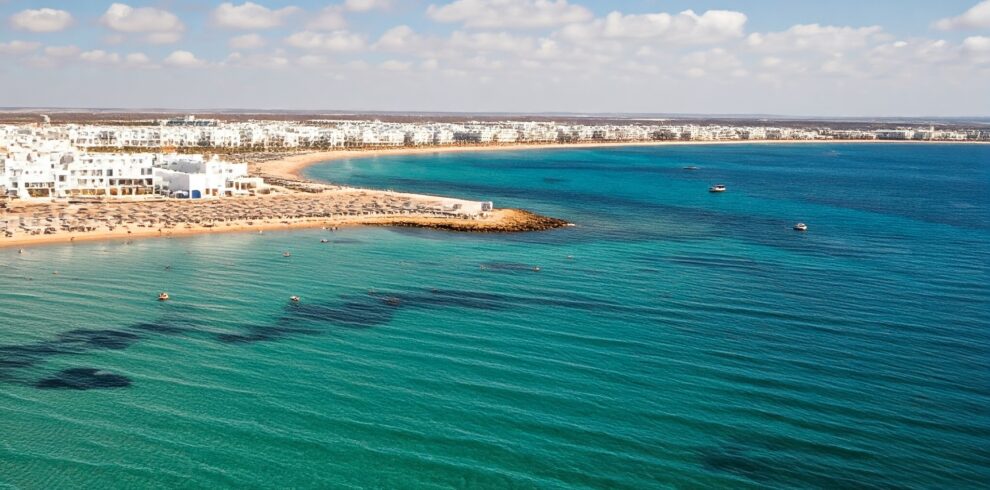 Zarzis, ville côtière proche de Djerba, offre des plages paradisiaques et une ambiance décontractée.